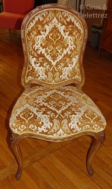 null Suite de six chaises en bois naturel mouluré. Style Louis XV