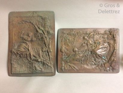 null Deux plaques en bronze formant pendant : Bas relief « Scènes galantes » Monogrammées...