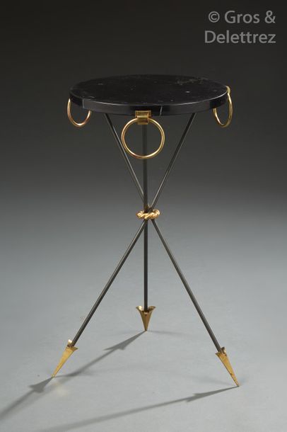 André ARBUS (1903-1969) Guéridon «?flèche?» en bronze doré et métal laqué gris présentant...