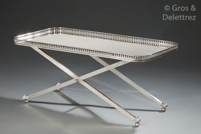 Maria PERGAY (née en 1930) Table à thé formant desserte roulante en métal argenté...