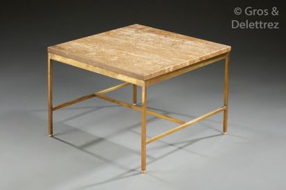 Paul Mc Cobb (1917-1969).	 Table basse à plateau carré en marbre veiné brun reposant...