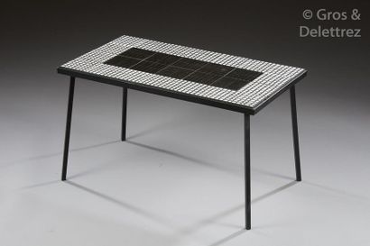 ROGER CAPRON (ATTRIBUÉ À) Table basse à plateau rectangulaire recouvert de carreaux...