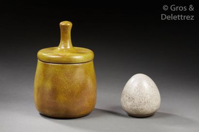 Jacques (1926-2008) et Dani RUELLAND (1933-2010) Pot couvert en céramique émaillée...