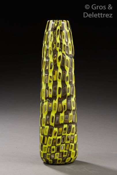Carlo Scarpa (1906-1978) Vase «?Occhi?» en verre soufflé translucide et jaune.	

Signature...