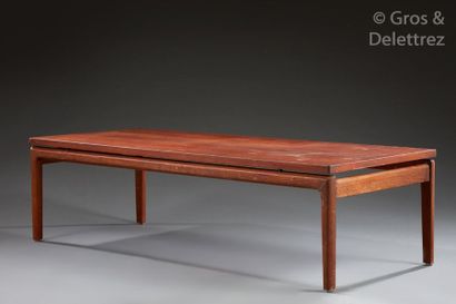 Ole Wanscher (1903-1985).	 Table basse en placage de teck ciré présentant un plateau...