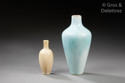 Manufacture nationale de SÈVRES Suite de deux vases de forme balustre en porcelaine...