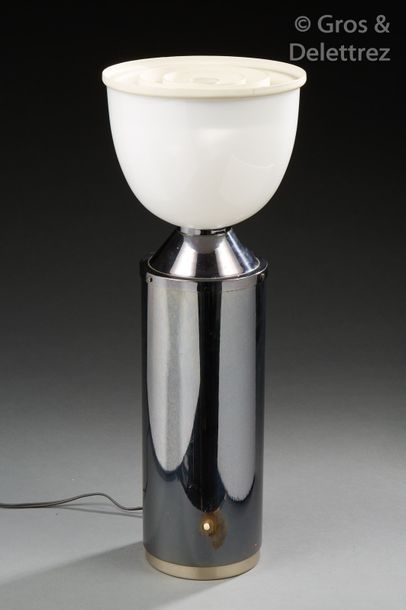 Étienne FERMIGIER (1932-1973) Lampe en métal et verre opalin.	

Vers 1970.	

H?:...