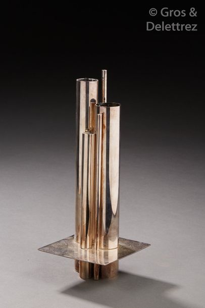 Gio Ponti (1891-1979)	 Vase modèle «?Orgue?» en métal argenté.	

Signé «?Christofle...