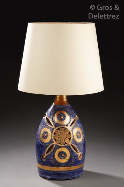 Georges Pelletier (XXe) Lampe en céramique émaillée polychrome à décor géométrique.	

Signée...