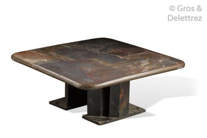 C Kneip (XXe) Table basse carrée à décor abstrait incrusté en bois, laiton, schiste...