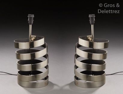 Jacques Charpentier (XXe) Paire de lampes de bureau «?spirale?» en lames plates d’acier.	

Modèle...