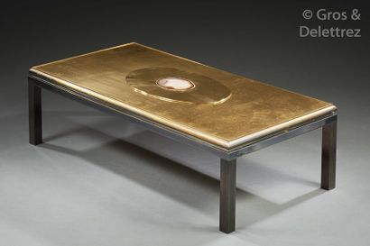 GEORGES MATHIAS (XXè) Table basse à plateau rectangulaire en bronze et laiton à surface...