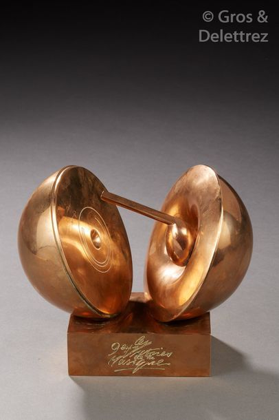 Viliano Tarabella (né en 1937) «?Victoire de la musique?».	

Sculpture en bronze...