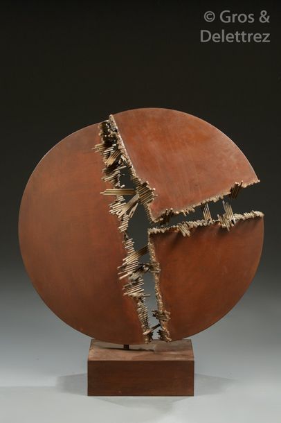 Enrique BROGLIA (1942-2013) Sculpture abstraite en métal patiné brun et soudé.	

Vers...