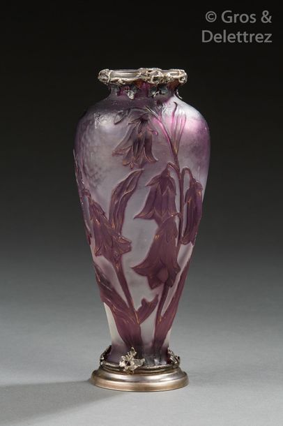 Burgun Schverer & Co Vase balustre en verre doublé à décor de campanules ébauché...