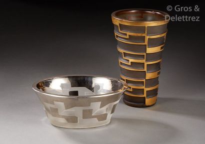 Jean LUCE (1895-1964) Rare vase moderniste à corps conique en verre épais présentant...