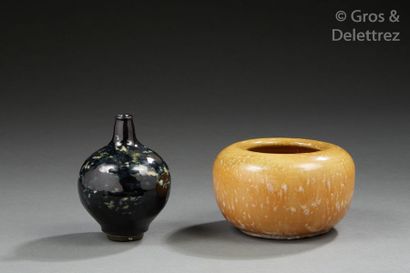 MAURICE GENSOLI (1892-1972) Petit vase balustre en porcelaine émaillée noire jaspée.	

Signé...