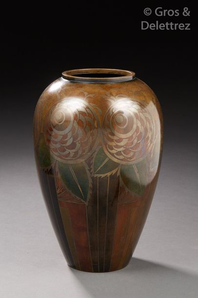 Lucien ALLIOT (1877-1967) Vase de forme ovoïde en métal à décor floral à patine argentée...