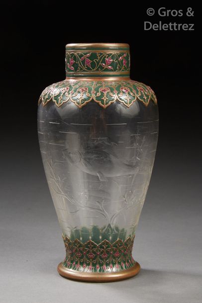 Gebrüder Feix (XIX-XXe) Vase balustre en verre translucide soufflé à décor émaillé...