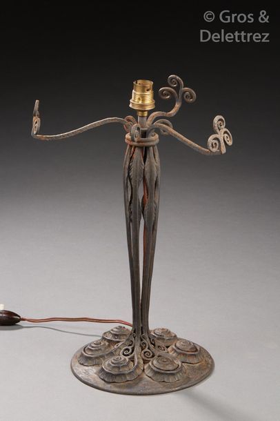 EDGAR BRANDT (1880-1960) Pied de lampe en fer forgé martelé à décor d’enroulements.	

Estampillée...