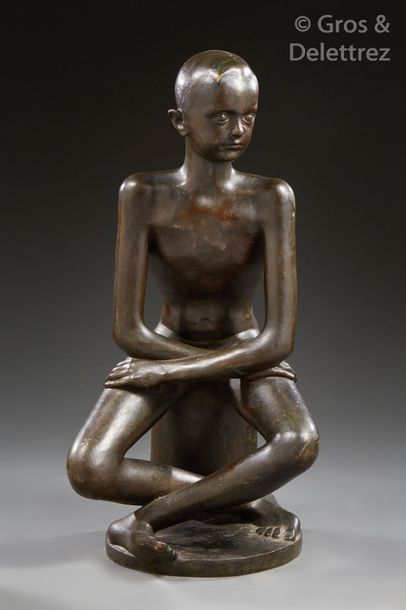 DELZOZZO Importante sculpture en bronze à patine brune figurant un jeune homme assis.	

Signée...