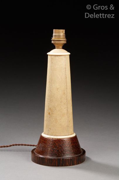 Clément ROUSSEAU (1872-1950) Lampe à fut conique entièrement gainé de galuchat agrémenté...