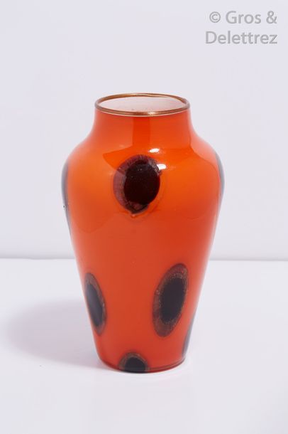 Giuseppe Barovier (1853–1942)	 Important vase en verre orange, à murrine noir circulaire...