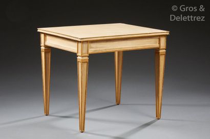 CASA COMTÉ	 Table d’appoint en bois lasuré rehaussé de dorure à plateau rectangulaire...