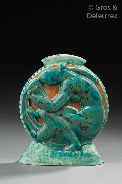 Edouard CAZAUX (1889-1974) Vase en céramique émaillée verte rehaussée de dorure à...