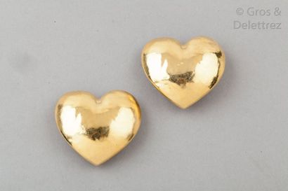 Yves Saint LAURENT Paire de clips d’oreille «?Cœur?» en métal doré martelé. Hauteur?:...