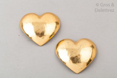 Yves Saint LAURENT Paire de clips d’oreille «?Cœur?» en métal doré martelé. Signée....