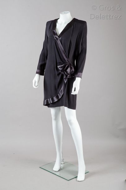 LORIS AZZARO Paris Petite robe noire en crêpe de soie gansée de satin à la couleur,...