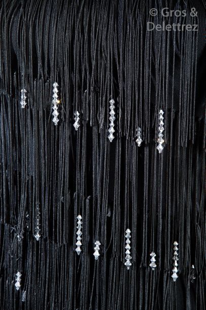 ANONYME Petite robe noire en maille entièrement recouverte de franges en application,...