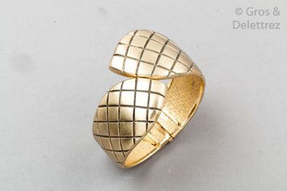 Robert GOOSSENS circa 1980 Large bracelet ouvrant en métal doré amati à motif matelassé....