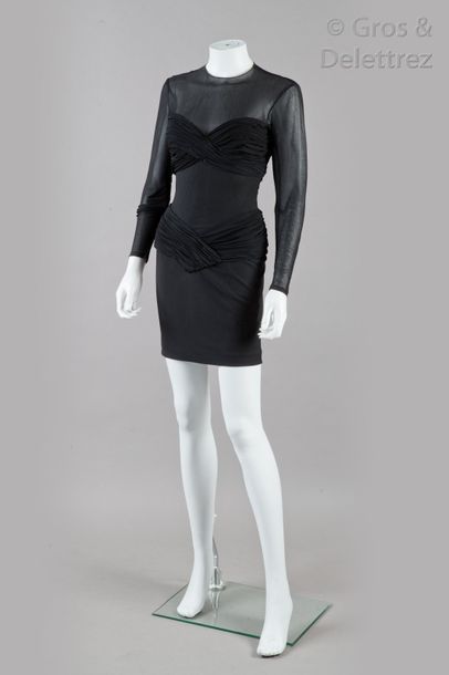 Loris AZZARO Petite robe noire en jersey de soie, encolure ronde, manches longues...