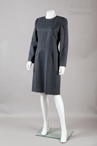 GIVENCHY boutique Robe en flanelle grise à encolure ronde, manches longues, effet...