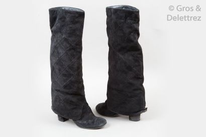 CHANEL Collection prêt-à-porter Automne/Hiver 2011-2012 Paire de bottes à faux revers...