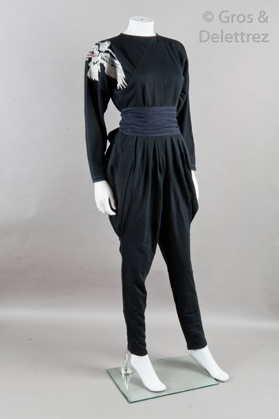 Gianni VERSACE circa 1975 Combinaison pantalon en jersey de coton noir gansé de twill...