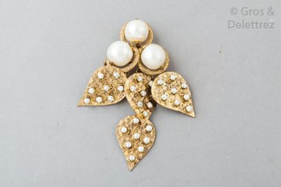 Roger Scemama pour Yves SAINT LAURENT circa 1963/1964 Broche figurant trois anneaux...