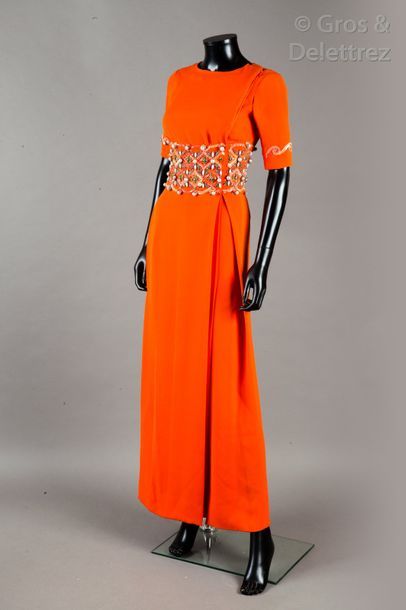 CARVEN haute couture circa 1960 Robe longue en crêpe de soie orange, encolure bateau,...
