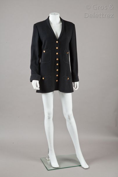 CHANEL boutique circa 1995 Veste longue en jersey de laine à motif de rayures verticales,...