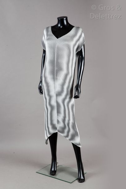 Issey MIYAKE Robe longue en satin plissé soleil à motif cinétique noir et blanc,...