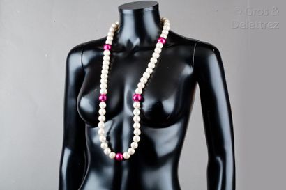 GRIPOIX, attribué à circa 1990 Sautoir de perles blanches d’imitation entrecoupées...
