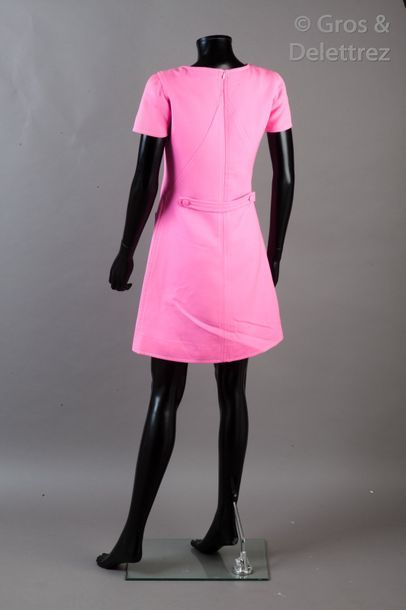 COURREGES circa 1990 Petite robe en gabardine de laine rose fluo, encolure ronde...
