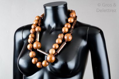 Yves Saint LAURENT Sautoir cordelière composé de perles de bois, entrecoupées de...
