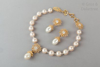 Yves Saint LAURENT Magnifique collier de perles blanches entrecoupées de perles translucides...