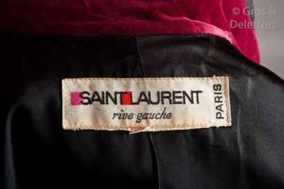 SAINT LAURENT rive Gauche circa 1976 Manteau en velours de coton cramoisi gansé noir,...