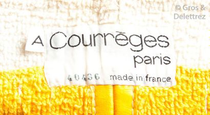 COURREGES Paris n°40436 circa 1968/70 Robe chasuble en vinyle jaune d’or gansée blanc...