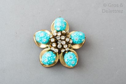 Roger Scemama pour Nina RICCI circa 1960 Broche lobée en métal doré surmontée de...