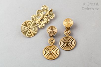 Yves SAINT LAURENT circa 1970 Demi-parure en métal doré «?Spirale?» composé d’une...